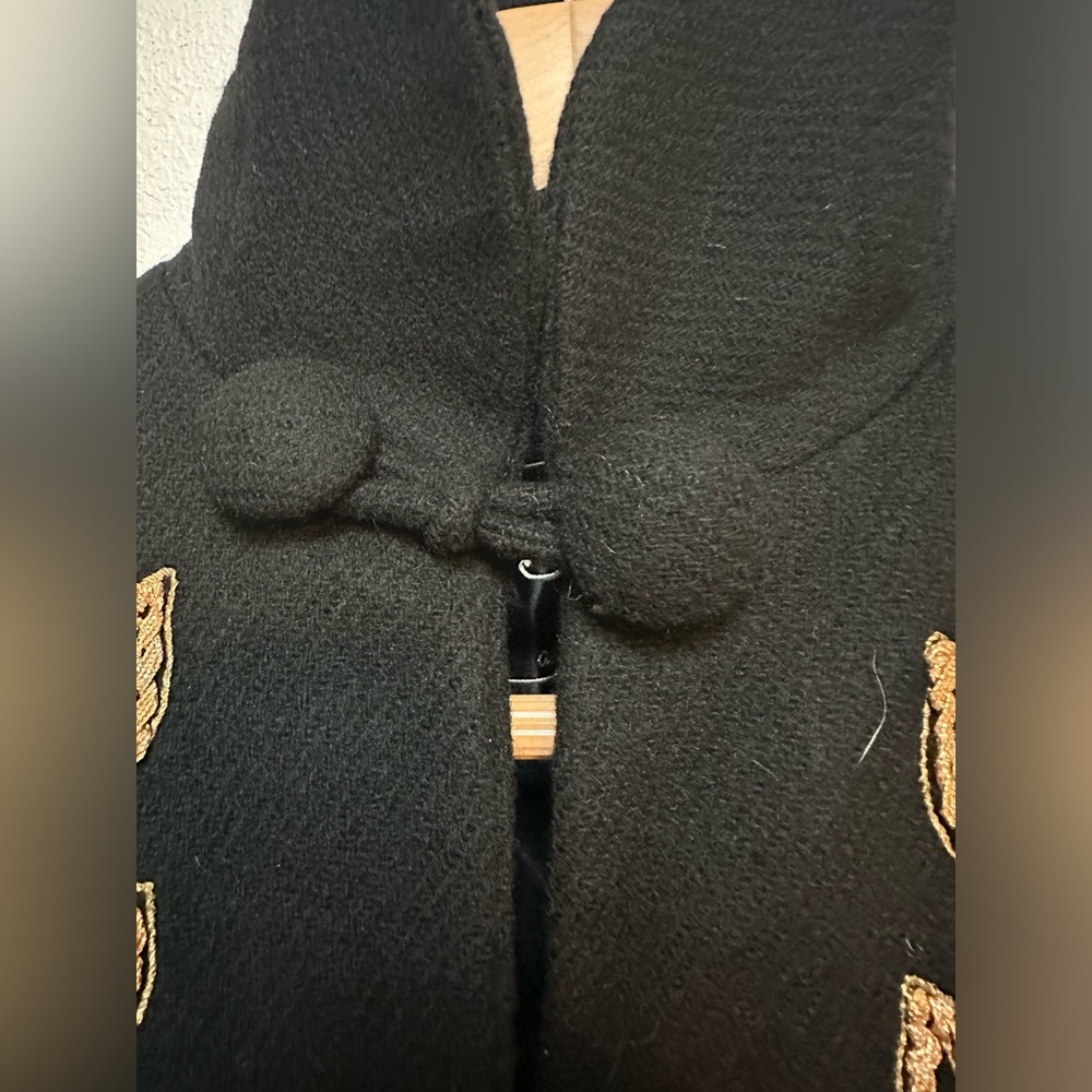 Vintage Made In USA Black Cape with Gold Embroidery and pockets - Picture 6 of 7